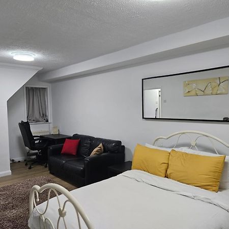 Charming 3-Bedroom Retreat With Modern Comforts South Ockendon Eksteriør bilde