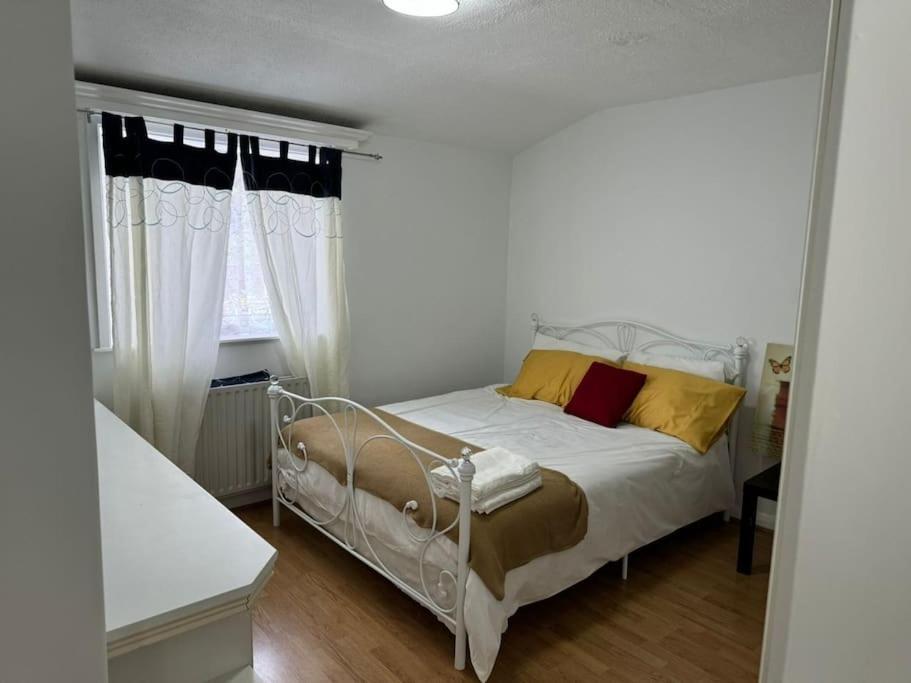 Charming 3-Bedroom Retreat With Modern Comforts South Ockendon Eksteriør bilde