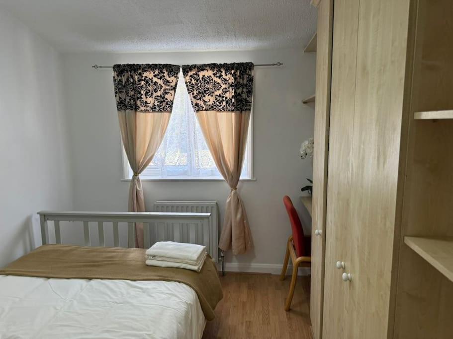 Charming 3-Bedroom Retreat With Modern Comforts South Ockendon Eksteriør bilde