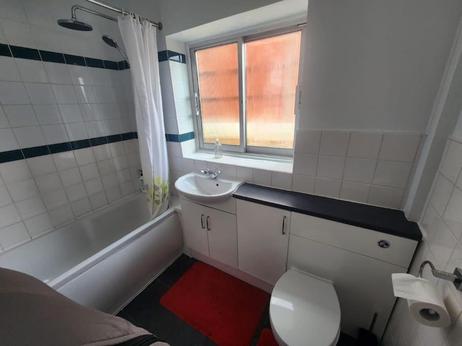 Charming 3-Bedroom Retreat With Modern Comforts South Ockendon Eksteriør bilde