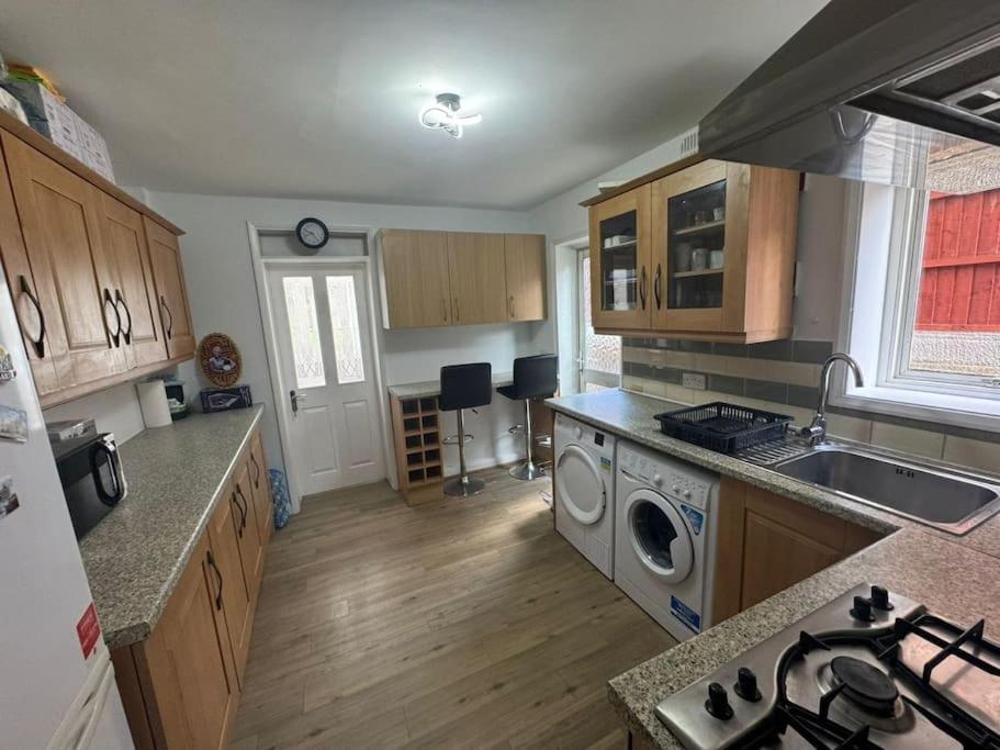 Charming 3-Bedroom Retreat With Modern Comforts South Ockendon Eksteriør bilde