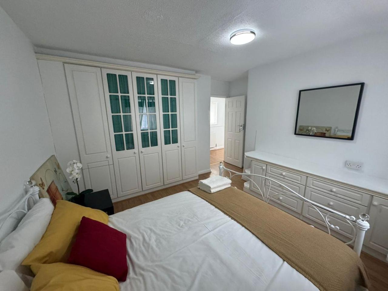 Charming 3-Bedroom Retreat With Modern Comforts South Ockendon Eksteriør bilde