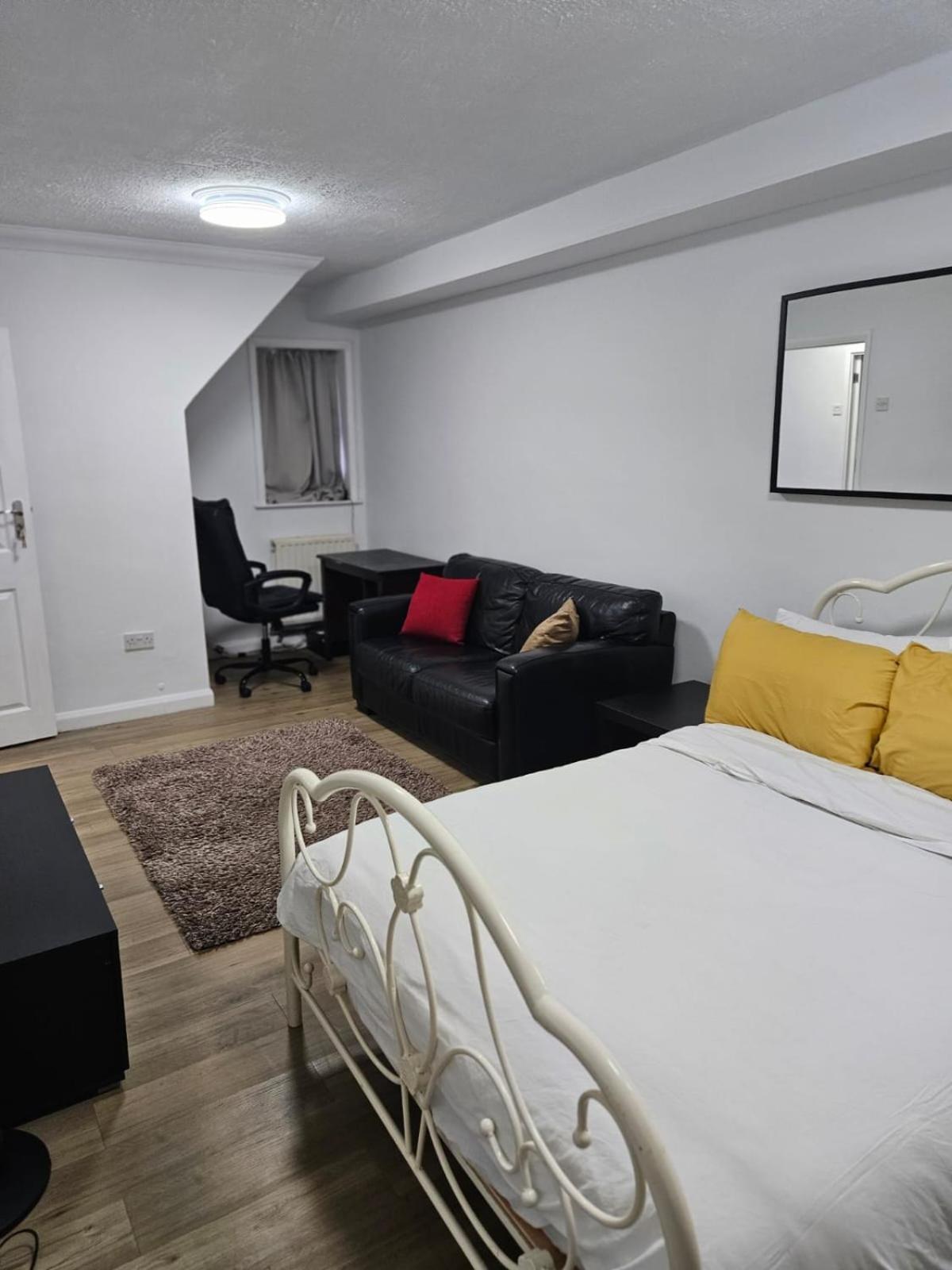 Charming 3-Bedroom Retreat With Modern Comforts South Ockendon Eksteriør bilde