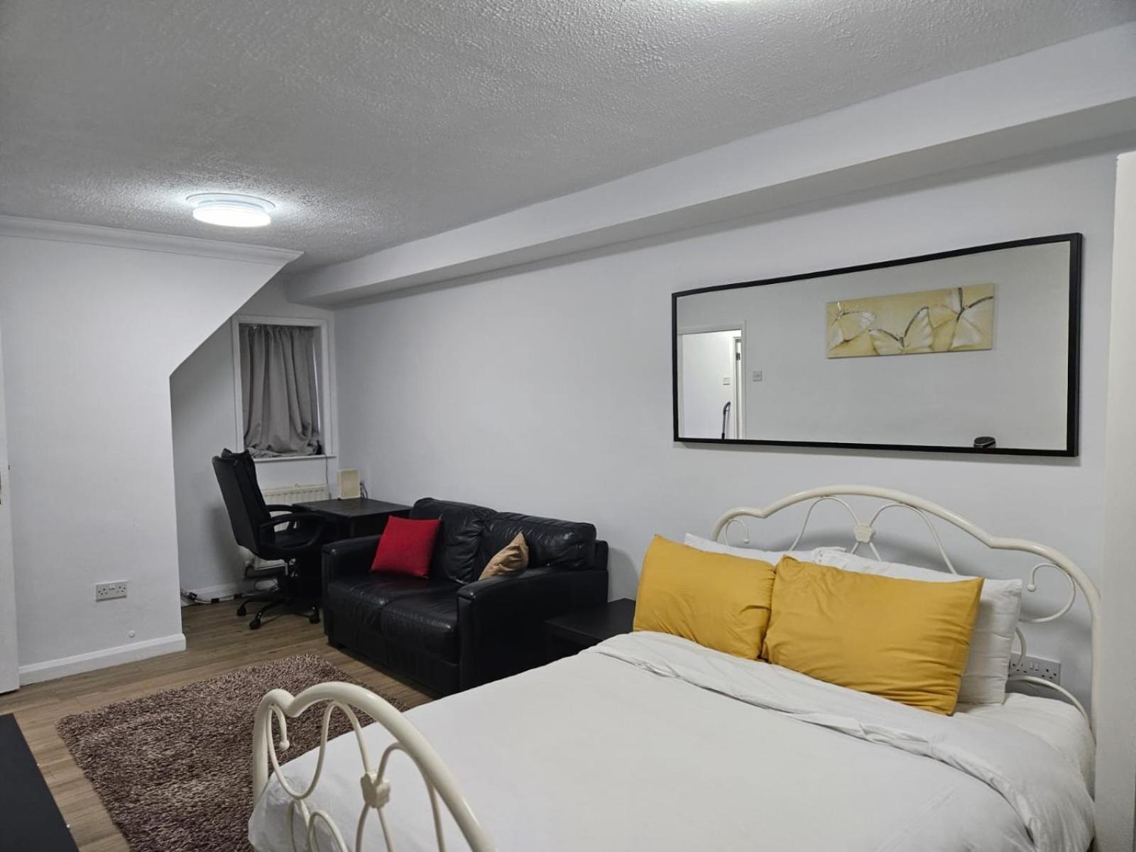 Charming 3-Bedroom Retreat With Modern Comforts South Ockendon Eksteriør bilde