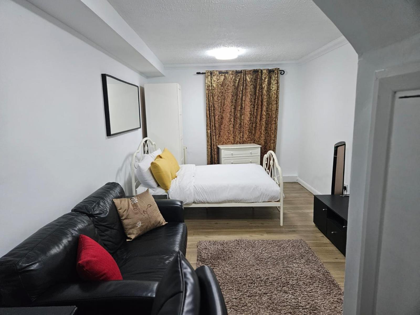 Charming 3-Bedroom Retreat With Modern Comforts South Ockendon Eksteriør bilde