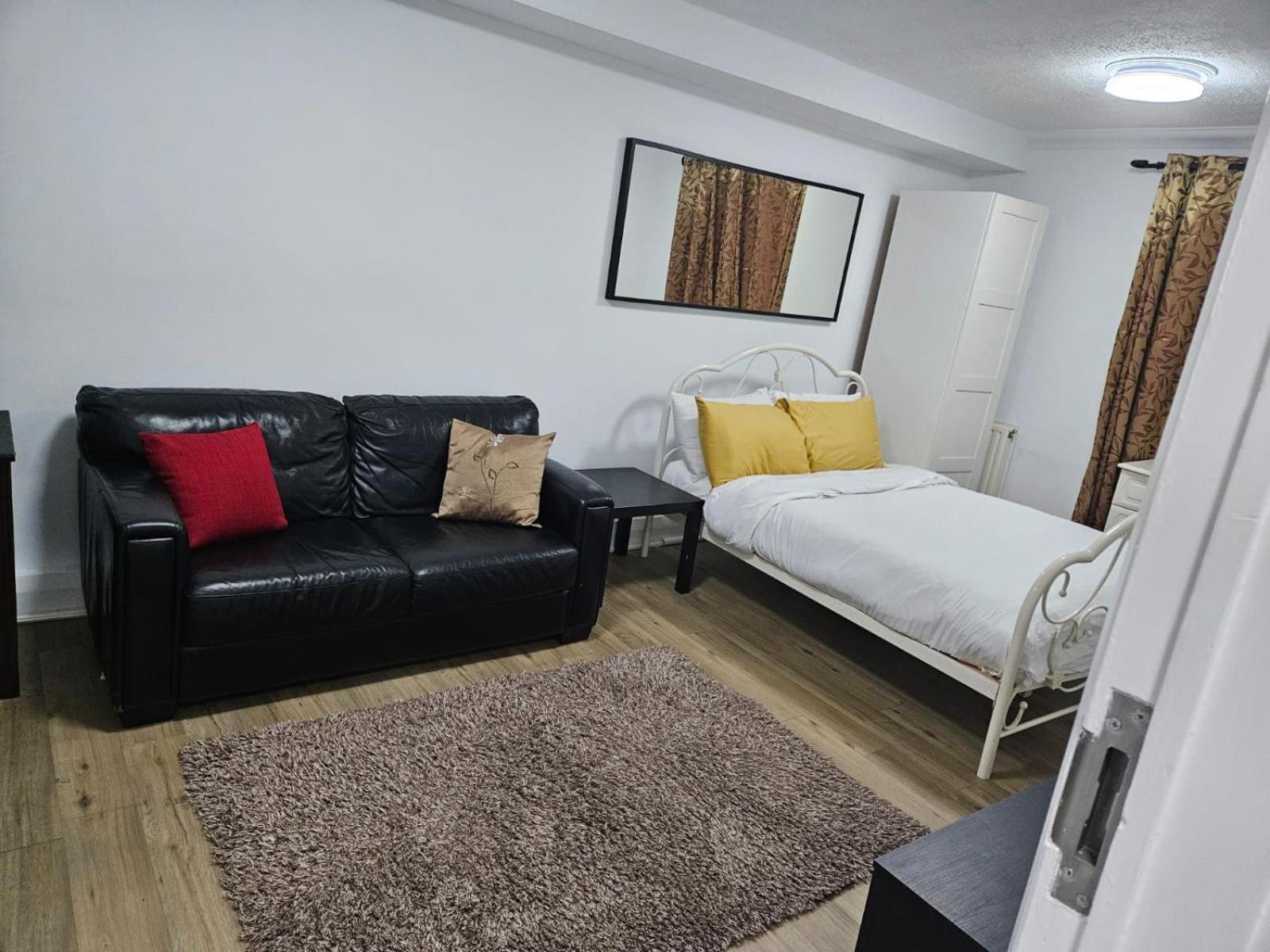 Charming 3-Bedroom Retreat With Modern Comforts South Ockendon Eksteriør bilde
